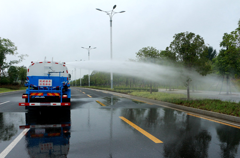 國(guó)六東風(fēng)天錦13方灑水車頂噴功能演示